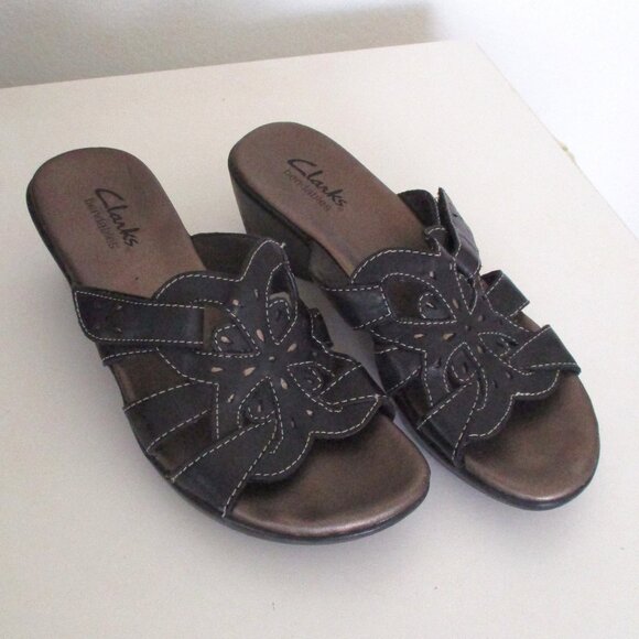 Clarks bendables Womens Black Leather Slide Sandal w/2" Rubber Wedge Heel - 5M - Picture 2 of 9